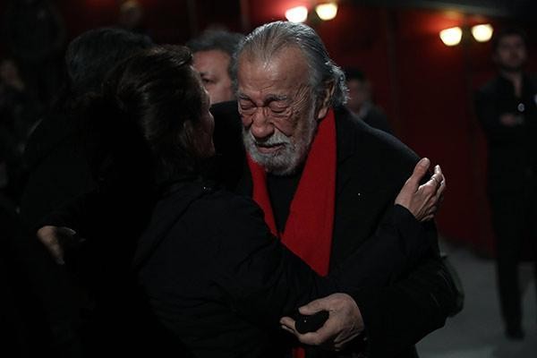 Xərçəngdən ölən aktyorla vida mərasimindən FOTOLAR